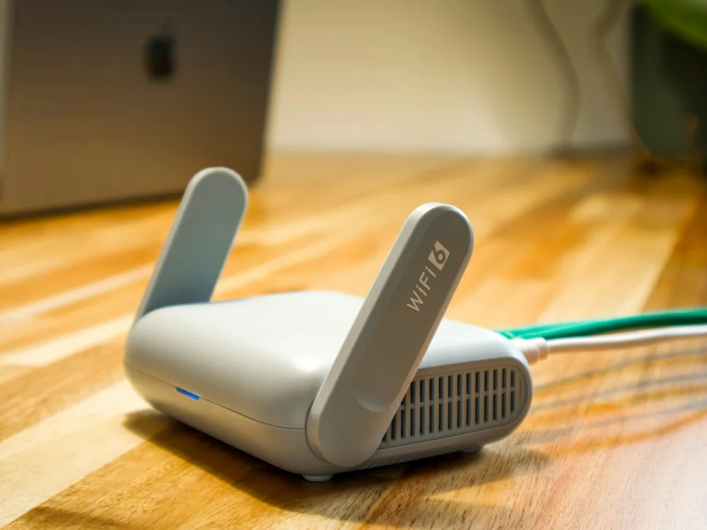 Routeur Wi-Fi connecté par câble, illustrant l'importance d'une connexion internet stable pour un abonnement IPTV