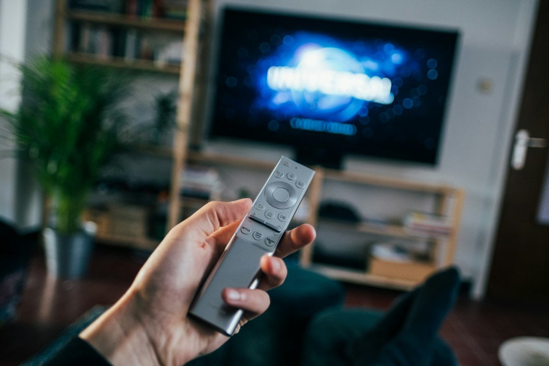 Smart TV et télécommande : équipement à vérifier avant d’acheter code IPTV